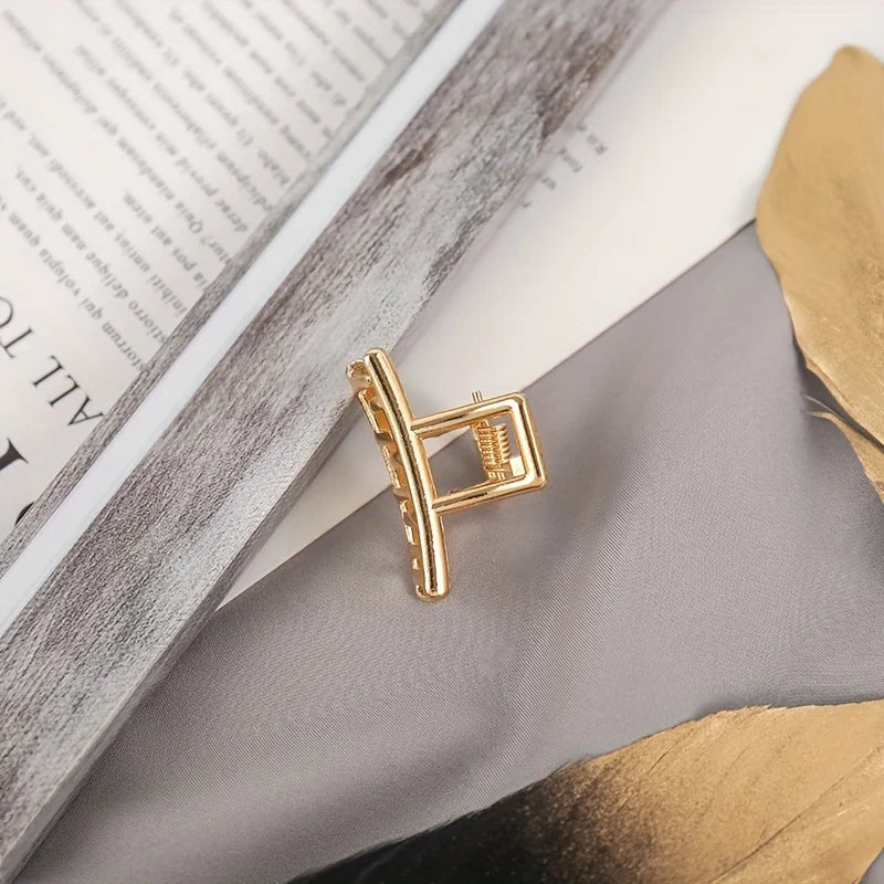 Fashion Simple Non Slip Mini Hollow Heart Metal Hair Claw Clips Gold Geometric Bangs Barrettes Hair Jaws For Women Girls Daily